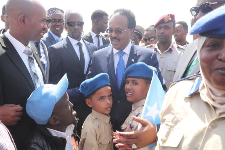 SAWIRRO: Farmaajo oo lagu soo dhaweeyay Garowe