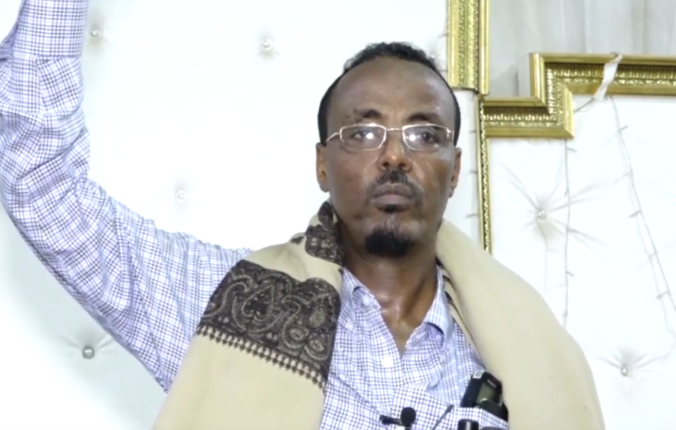 Odayaasha Hawiye oo dhaar kumaray inay berito xoog kuqadayaan dhagaxaanta jidadka yaal +VIDEO