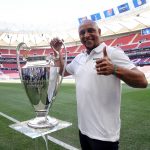 14233462-7093691-Former_Real_Madrid_player_Roberto_Carlos_poses_with_the_Champion-a-31_1559406931558