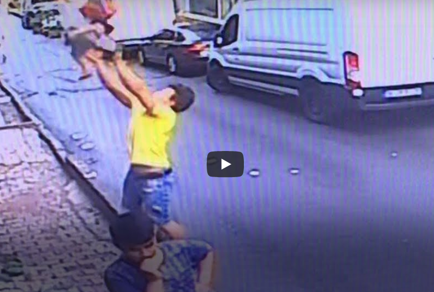 Wiil Si La Yaab Leh U Badbaadiyay Ilmo Yar Oo dabaq kasoo dhacay +VIDEO