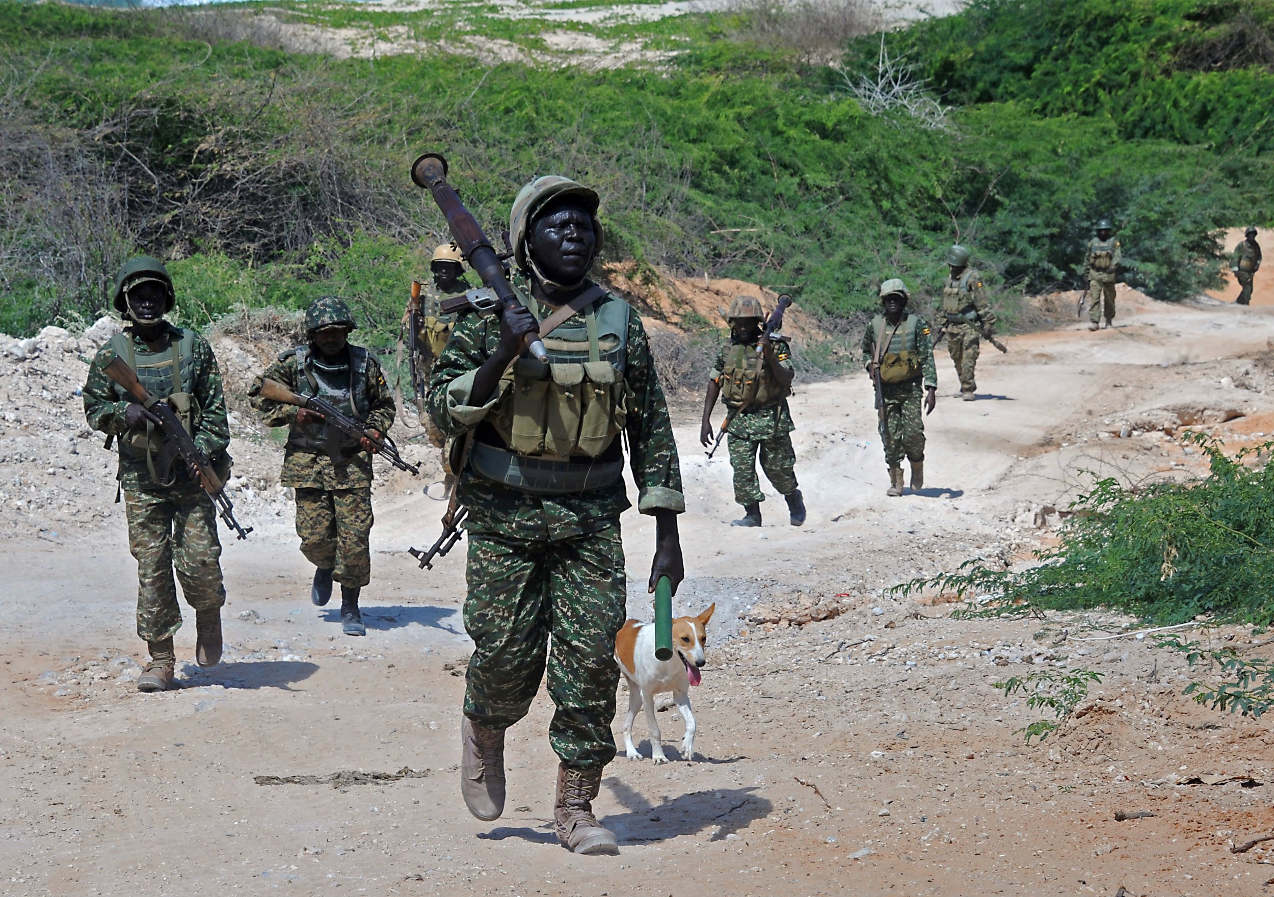DAAWO:-Turjubaan Sawirro ka qaaday Amisom iyaga oo shacab leynaya oo laxiray