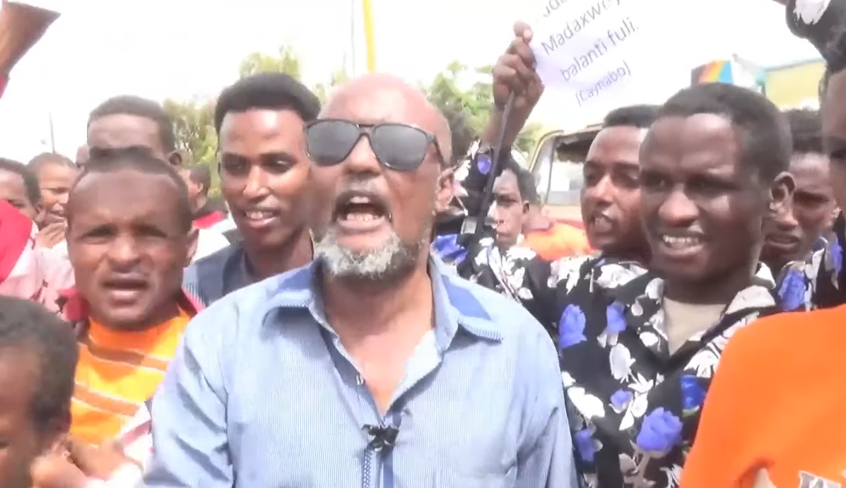 DAAWO:-Mudaharaad Xoogan Oo Gil-gilay Magaalada Caynaba