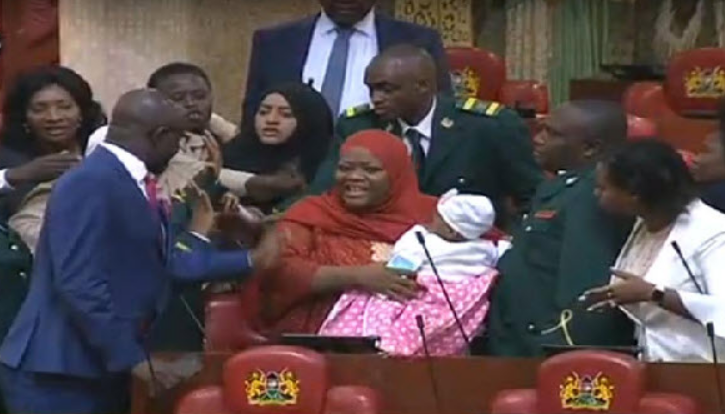 Kenya Xildhibaanad Ilmeheeda La Soo Gashay Baarlamaanka Oo Dibada Looga Saara +VIDEO