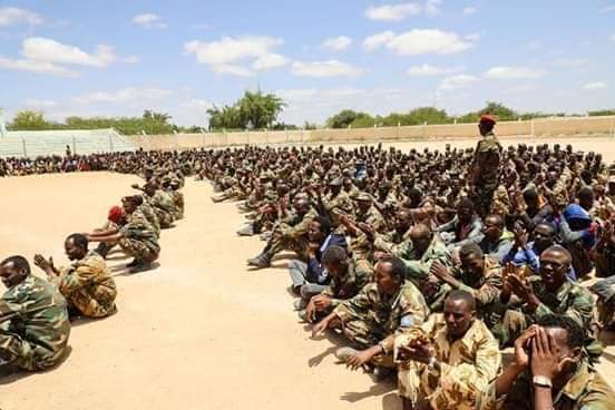 SAWIRRO:- Raiisul Wasaare Kheyre Oo Degmada Xudur ku soo Bandhigay Ciidankii Shabaab Lagu Xoreyn lahaa.