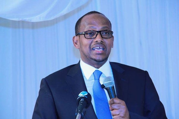 Xildhibaan Ciyaar jecel oo laga damiyay Makarafoonka xili uu hadal ka jeedinayay fadhiga Baarlamaanka