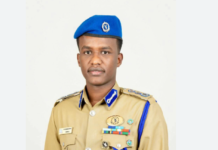 Taliyaha Saldhiga Booliiska Dekada Muqdisho isku casilay markii lagu qasbay Daroogo uu qabtay inuu fasaxo