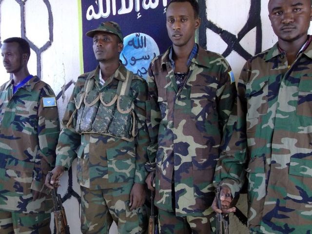 Ururka Al-shabaab oo sheegay in ay isku soo dhiibeen ciidamo ka tirsan dowladda