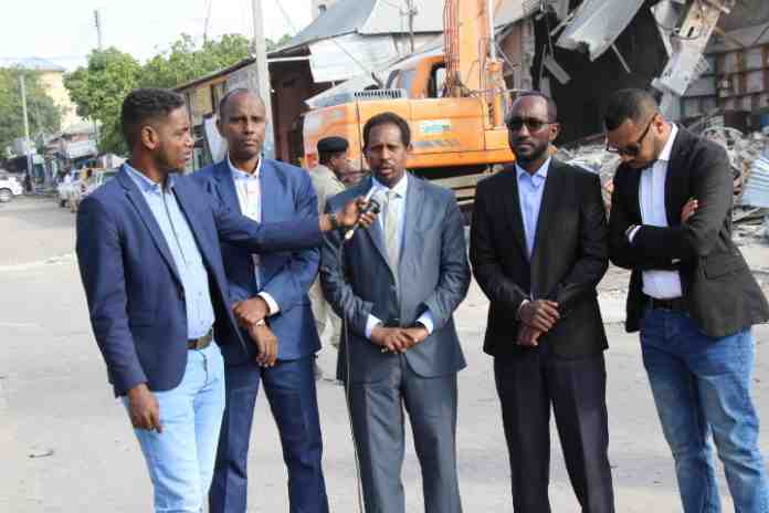 Maamulka Gobolka Banaadir oo burburiyay dhul dan guud ah oo laga dhistay ganacsi sharci darro ah + sawirro