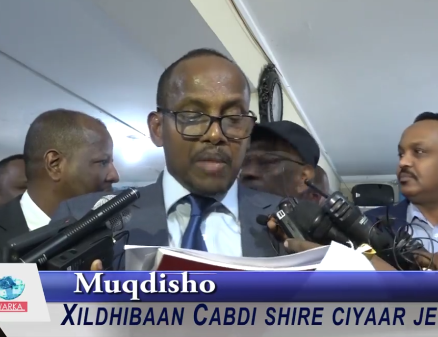 Xildhibaan Cabdi Shire ayaa soo jeediyay in la iska diido xeerka lagu maamulaayo Bankiga Dhexe. +VIDEO