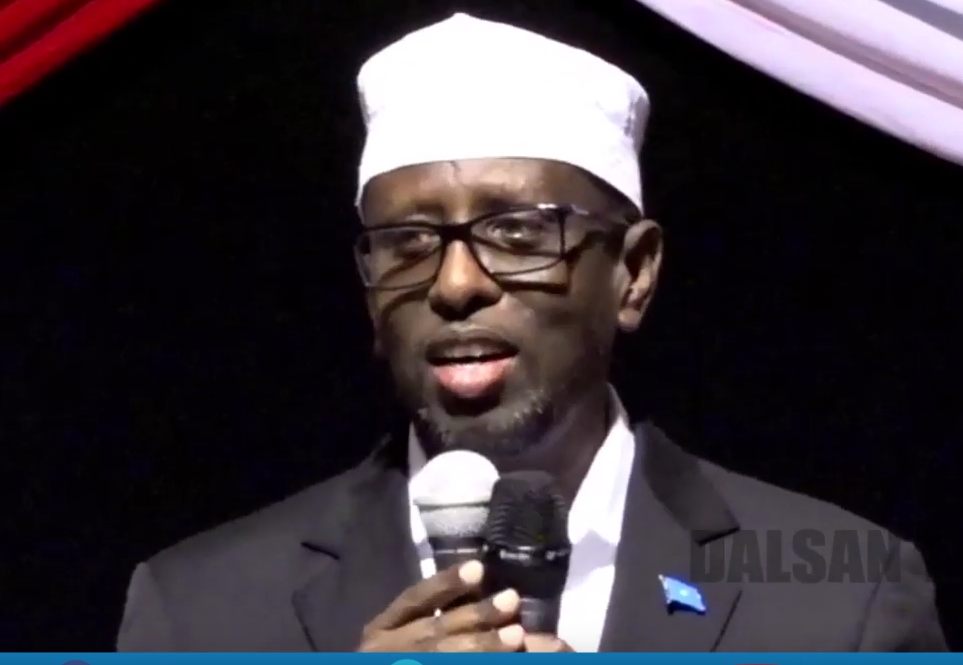 DAAWO:- Sheekh Shariif “madaxda qol gaar ah haku shaax cabaan, iyaga oo qoslayana haka soo baxaan”
