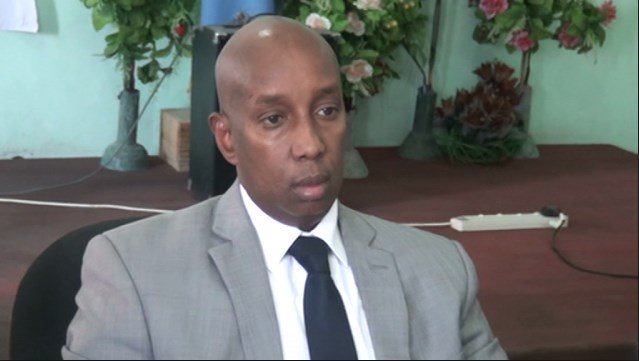 Wasiir Oomaar oo Xog cusub kasoo Bandhigay Ninkii Ajnabiga ee Lagu Qabtay Garoonka Muqdisho + COD