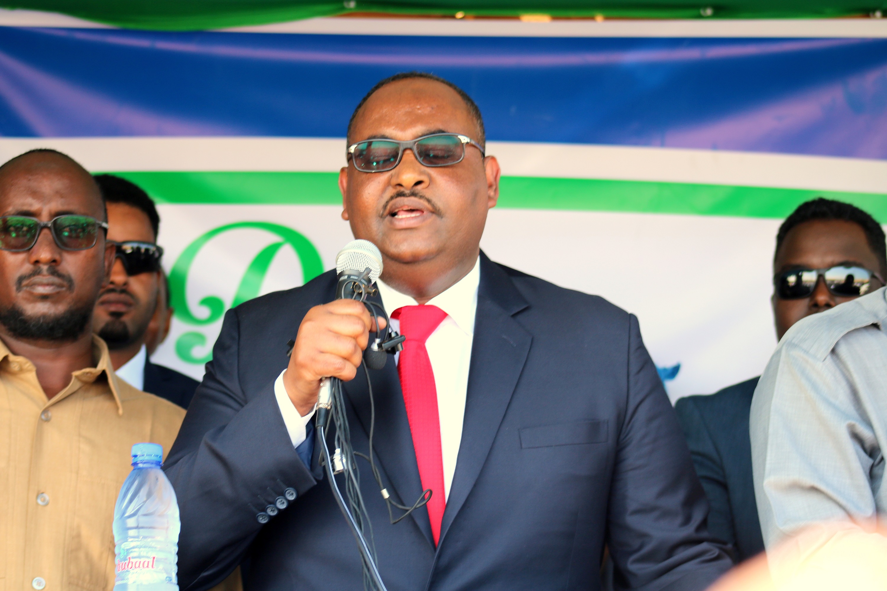 Deni  oo dalbaday in hubka dowlada wax laga siiyo