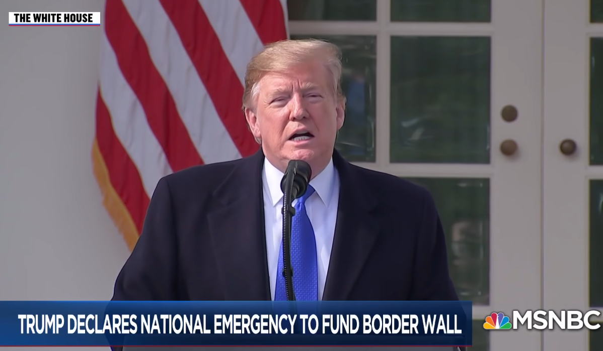 Donald Trump oo xaalad degdeg ah ku soo rogay dalkiisa