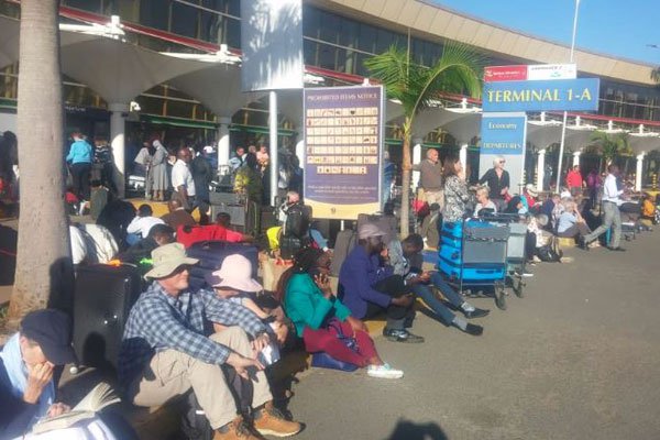 Dad ay Soomaali ku jiraan oo ku xayiran Garoonka Jomo Kenyatta