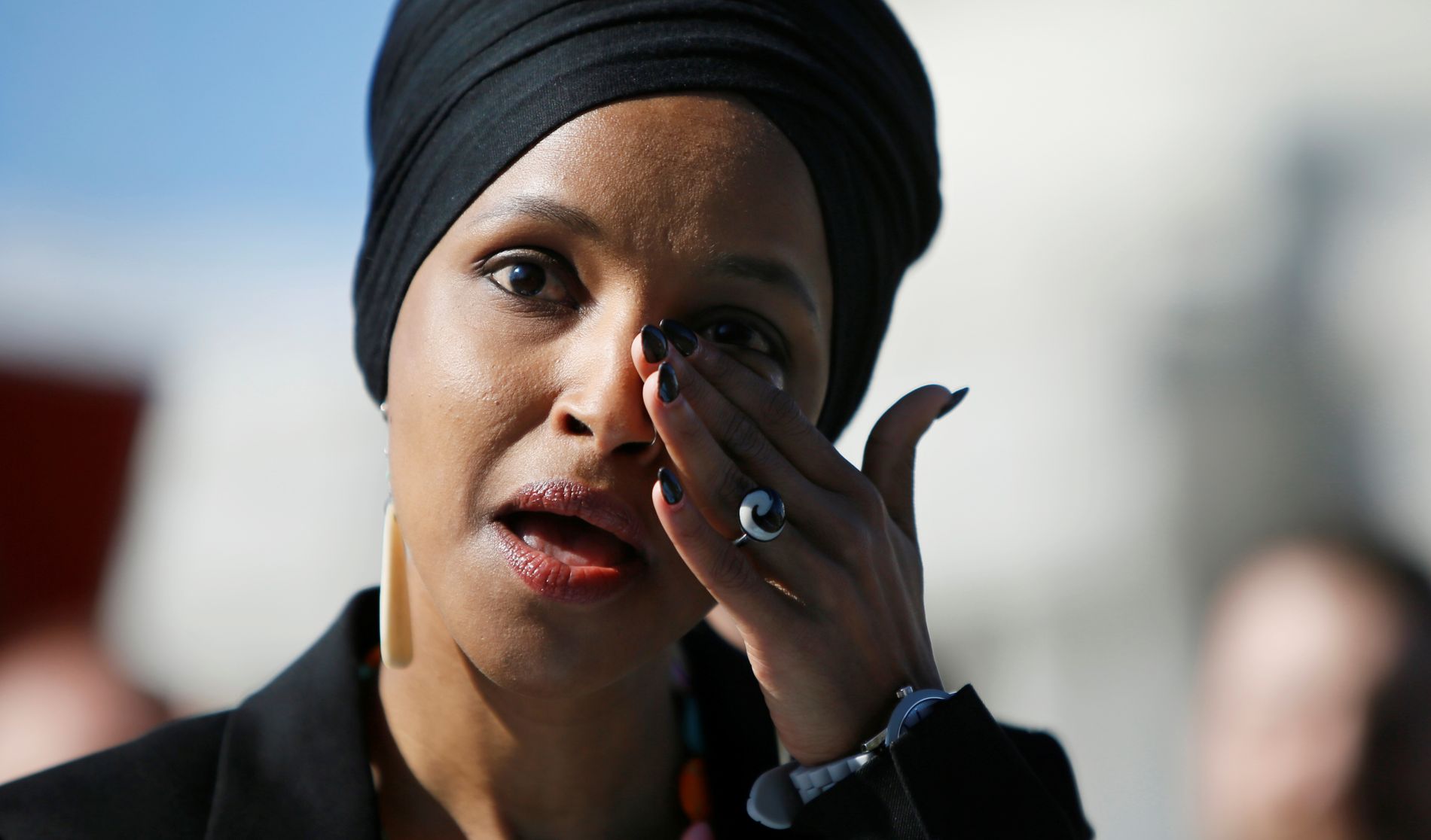 Ilhan Cumar oo Xaalad Qatar ah soo wajahday +VIDEO