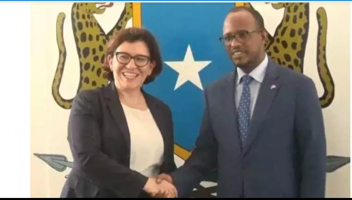 Wasiirka Difaaca Talyaaniga oo Muqdisho soo gaartay lana kulantay + cod