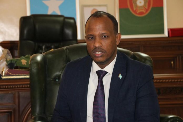 Wasiirka Gaashaandhigga Somaliya Xasan Cali Maxamed (Amar Dambe) ayaa shaqadii ka joojiyay Agaasimihii Wasaaradda Gaashaandhigga Sonkor Jaamac. Warqad ka soo baxday Xafiiska Wasiirka Gaashaandhigga Somaliya ayaa shaqo joojintaan loogu sameeyay Agaasimihii Wasaaradda Gaashaandhigga, waxaana sababta lagu sheegay inay qayb ka tahay isbedelka ku socda Hay’addaha amniga dowladda. Warqadda ka soo baxday Xafiiska Wasiirka Gaashaandhigga Somaliya, ayaa sidoo kale Ku simaha Agaasimaha Wasaaradda Gaashaandhigga looga dhigay Warsame Maxamuud Xasan (Kaytoon).