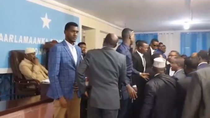 Kulankii Baarlamaanka oo buuq iyo fowdo ku soo dhamaaday