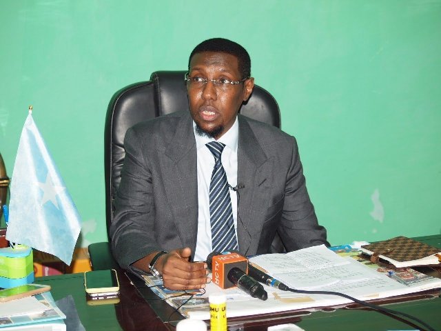 DAAWO:- Wasiirka Amniga Gudaha oo loogu baaqay in uu is casilo