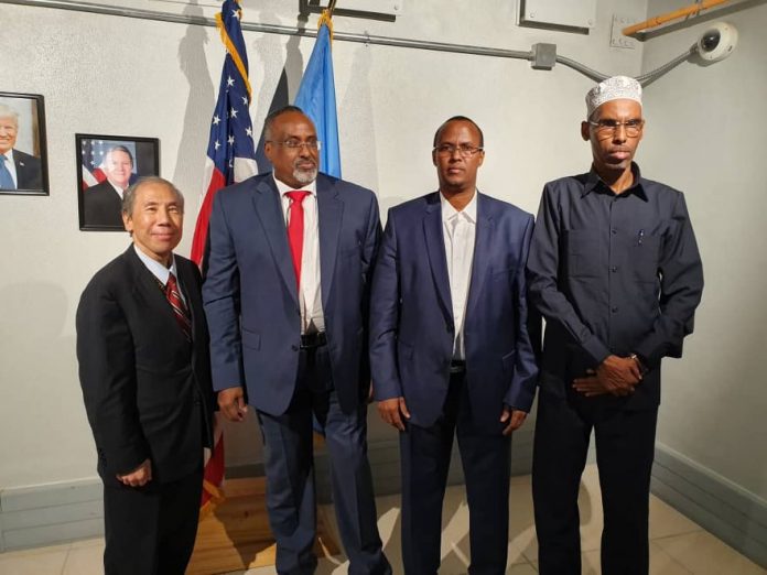 Madaxda Hirshabeelle oo saf ugalay Safiirka Mareykanka