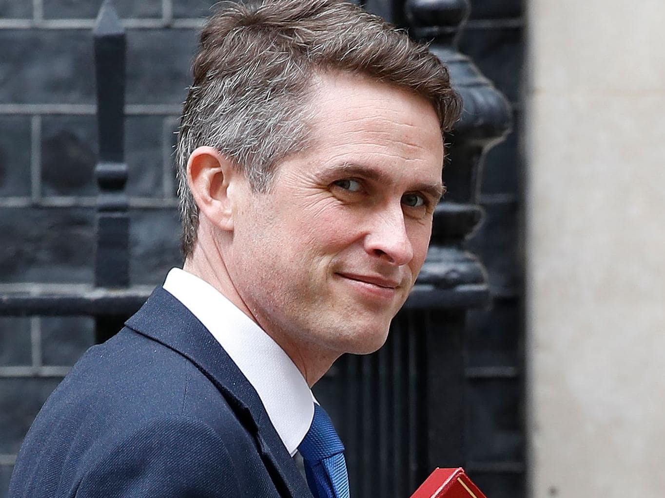 Wasiirkii Difaaca UK oo shaqada laga eryay