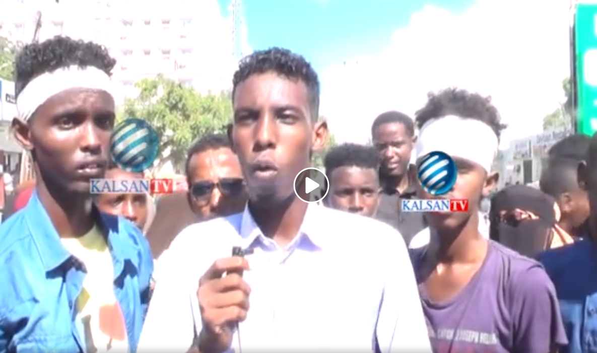 DAAWO :-Ardayda oo kubaaqay in la eryo Wasiir Goodax