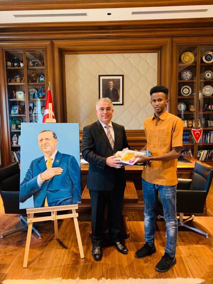 Safiirka Turkiga oo qalab guddoonsiiyay Wiil dhalinyaro oo sawiray Recep Tayyib Erdogan