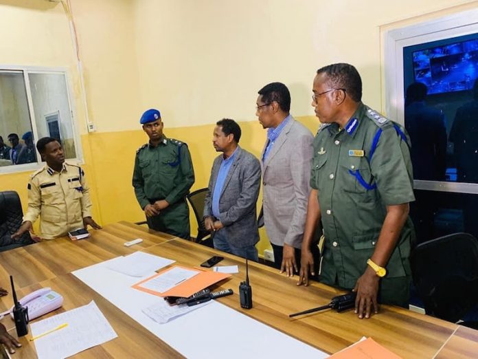 Duqa Muqdisho oo Dhalinyarada Caasimadda ku boggaadiyey la shaqeynta Ciidanka Amniga