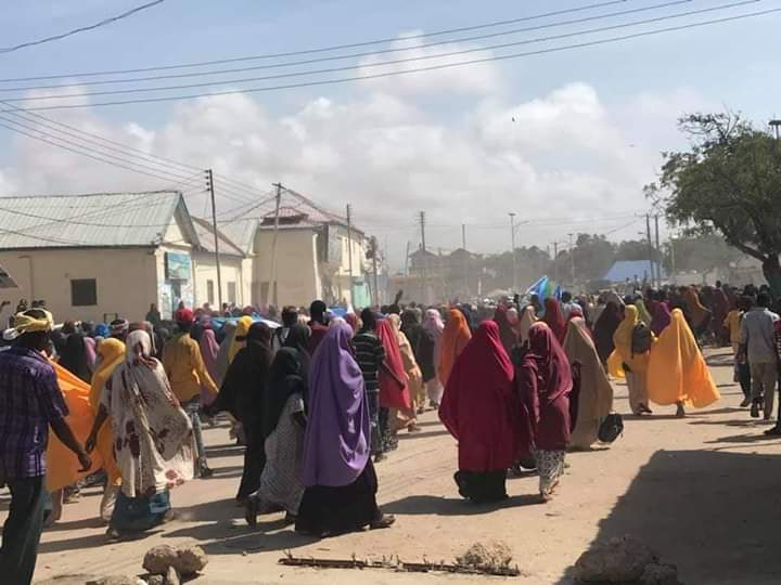 Deg deg Kismaayo waxaa ka socoda Dibadbaxyo looga Soo Horjeedo Dowladda Somaliya.