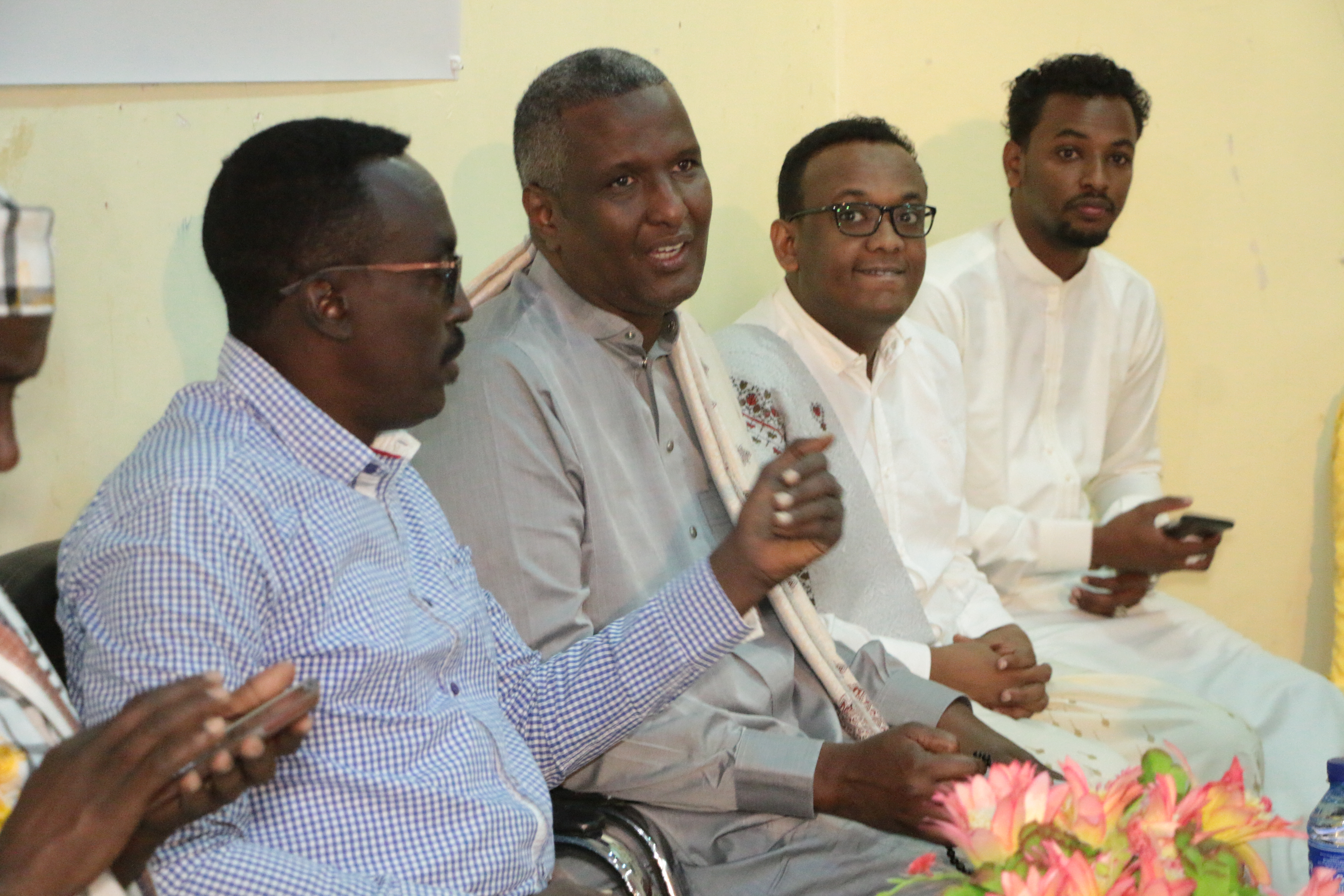 SAWIRRO:- Cabdirahmaan Abdishakuur  oo La Kulamay Maamulka iyo Bulshada Magaalada Gaalkcyo