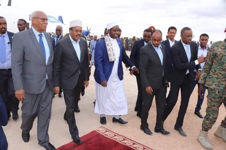 SAWIRRO:- Madaxweyne Farmaajo iyo Madaxweyne Xaaf oo Si wadajir ah Loogu soo dhaweyey Dhuusa Mareeb.