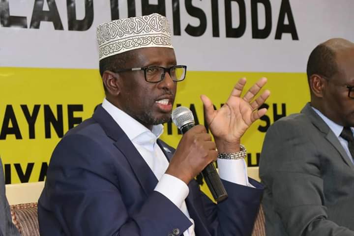 EX Madaxweyne Sheikh Shariif. Farmaajo Anigaa Dalka keenay kama  yeeleyno in uu Dalka ku Ciyaaro.