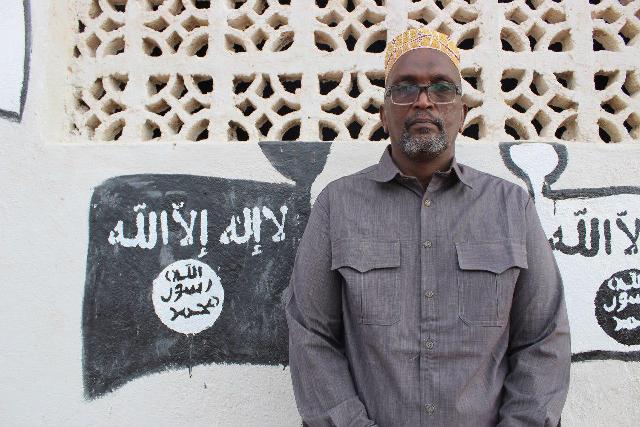 Deg deg; Al-Shabaab oo soo bandhigay Masuul ka Tirsan Somalia oo isku dhiibay