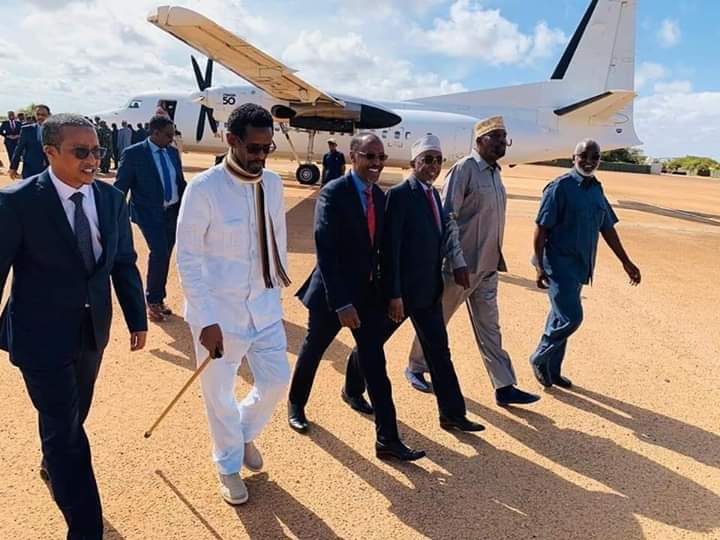 SAWIRRO;- Wafdi ay Hogaaniyaan Madaxweynayaashii Hore  Galmudug &  Konfur Galbeed ayaa Kismaayo Gaaray.