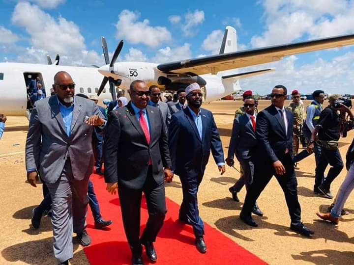 SAWIRRO:- Madaxweynaha Puntland Said Abdulahi Dani  iyo wafdi uu Hogaaminaayo oo Gaaray Kismaayo.