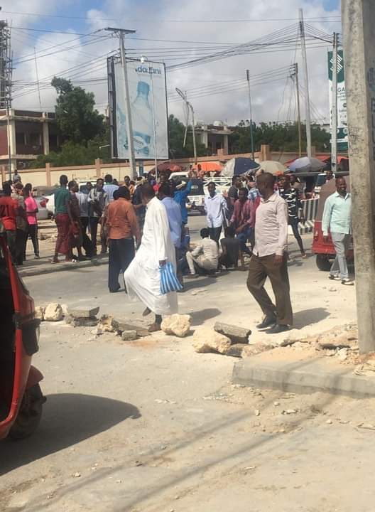 Sawirro: Dibad-baxayaal Xirtay Waddoyinka Ugu Muhiimsan Caasimadda Muqdisho