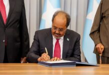 DAAWO: Xassan Shiikh oo saxiixay dastuurka cusub ee Somalia +Sawirro