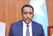 Mustaf Dhuxulow oo xilkii laga qaaday.