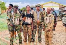 C/rashiid Janan oo ciidankii DF ee B/Xaawo ku wareejiyey Axmed Madoobe.